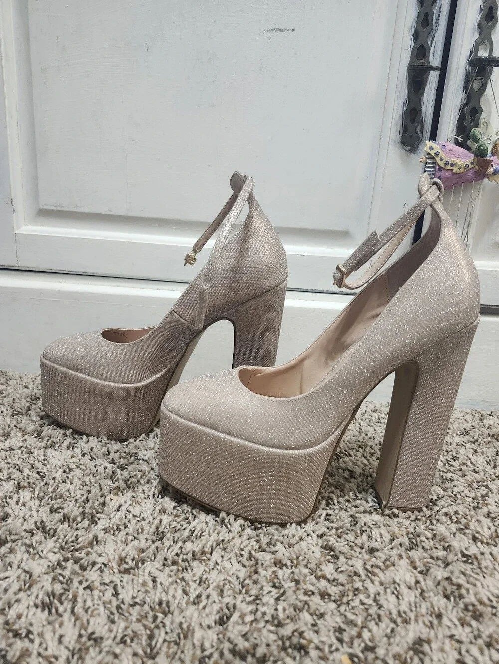 Steve Madden Skyrise Glitter Platform Pumps in Champagne 7.5